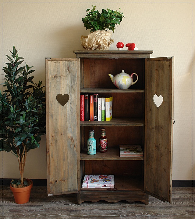 Landhaus Schrank 2 Türen mit Herz-Ausschnitt Alp-Stil Holz Used-Look | eBay